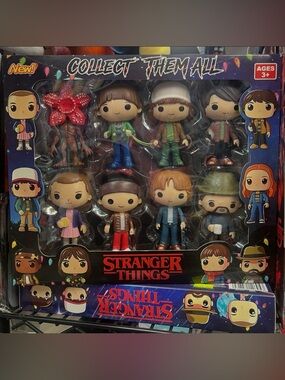 Stranger things  Collectible Figure Set - Assorted Colors
